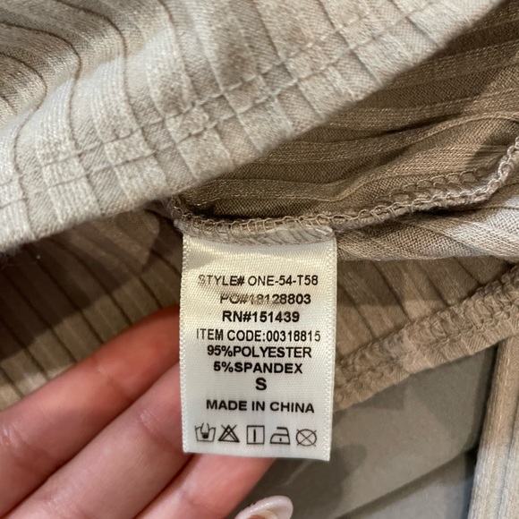 One Shoulder crop top - Picture 2 of 3